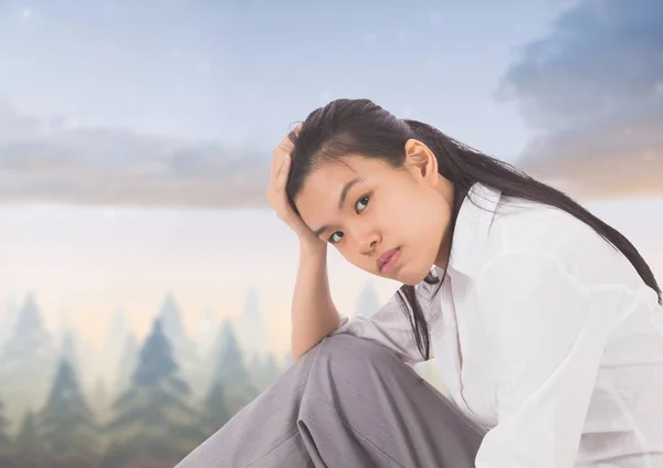 Yorgun hayal kırıklığına uğramış genç kadın büyülü gökyüzü karşı — Stok fotoğraf