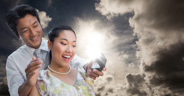 Muž zamýšlí žena proti obloze — Stock fotografie