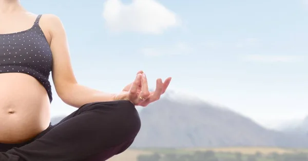 Mujer embarazada Meditando por las montañas — Foto de Stock