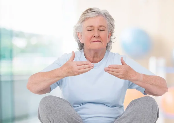 Alte Frau meditiert — Stockfoto