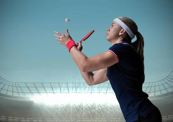 Jugador de tenis de mesa contra cielo azul y estadio — Foto de Stock