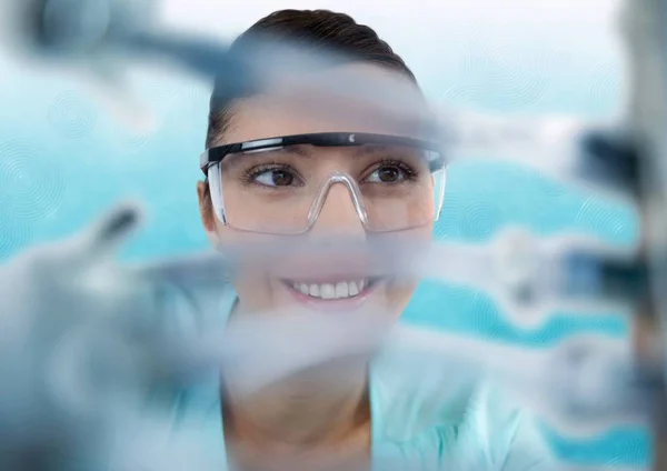 Nahaufnahme einer Frau durch Elektronik vor blau-weißem Hintergrund — Stockfoto