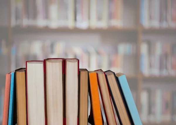 Bulanık bookshelf karşı ayakta kitaplar — Stok fotoğraf