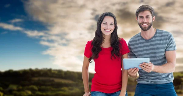 Gökyüzü ve tepeler karşı parlama ile tablet ile Çift — Stok fotoğraf