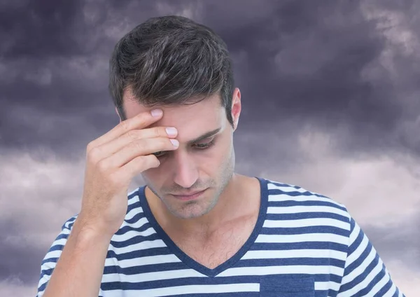 Deprimido hombre estresado contra nubes oscuras —  Fotos de Stock