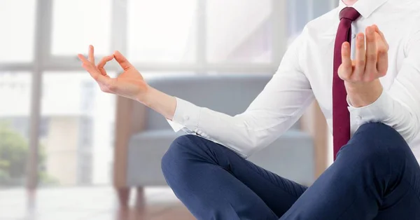 Empresario Meditando cerca de ventanas — Foto de Stock