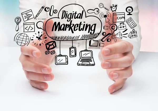 Mãos na mesa e doodles de marketing digital preto contra fundo rosa azul — Fotografia de Stock
