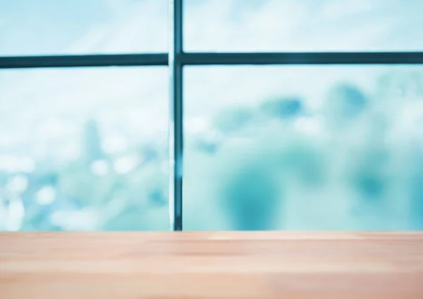 Mesa de madera contra ventana azul borrosa —  Fotos de Stock