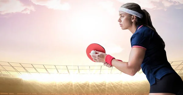 Joueur de tennis de table contre stade avec ciel nocturne — Photo