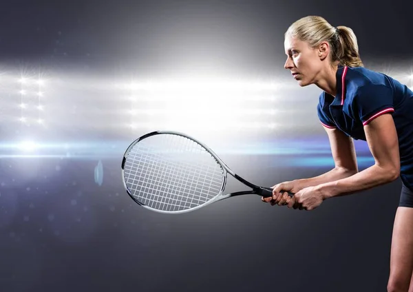 Jugador de tenis con raqueta extendida contra luces brillantes — Foto de Stock