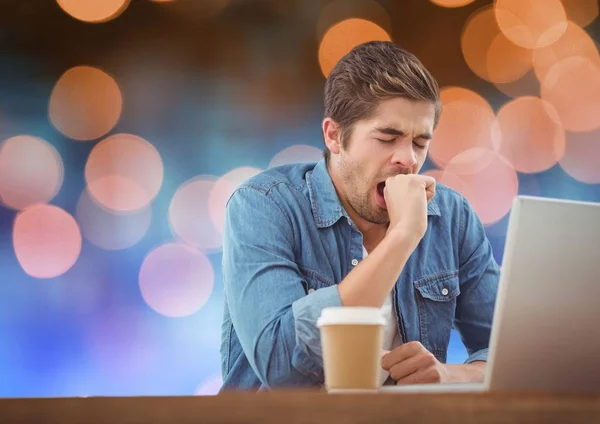 Man med laptop och kaffe — Stockfoto