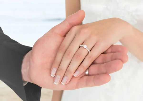 Sposa e sposo mani a spiaggia sfocata — Foto Stock