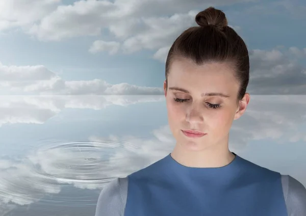 Huzur içinde bulutlar su dalgalanma tarafından meditasyon kadın — Stok fotoğraf