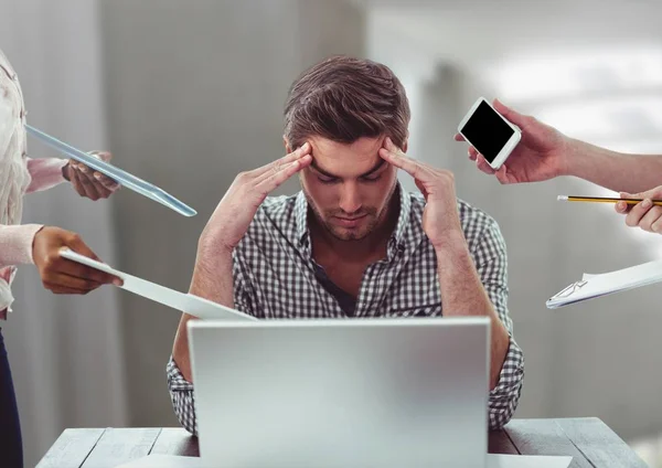 Стресс человек на столе ноутбука окружен файлами — стоковое фото