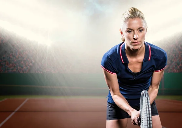 Jugador de tenis en pista con público y luces brillantes —  Fotos de Stock