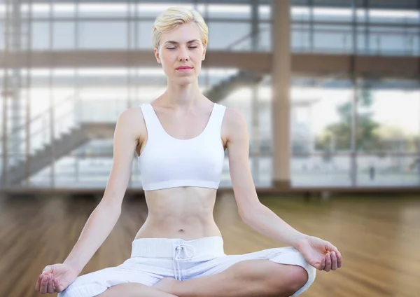 Frau meditiert friedlich in Turnhalle — Stockfoto