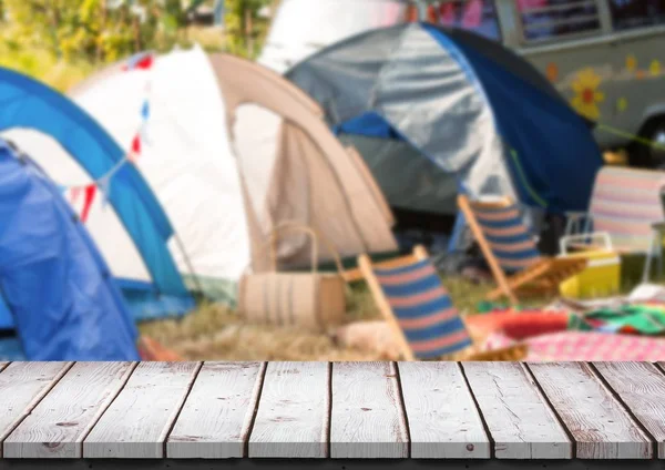 White wood table against blurry campsite — Stock Photo, Image