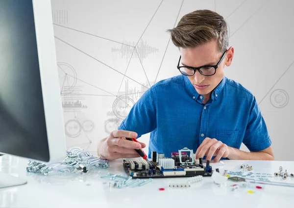 Mannen med elektronik mot vit bakgrund med grafer — Stockfoto
