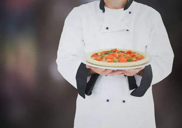 Koch mit Pizza vor dunkelgrauem Hintergrund — Stockfoto