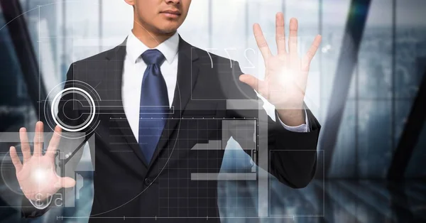Άνθρωπος των επιχειρήσεων με φωτοβολίδες για τα χέρια που αγγίζουν λευκό διεπαφή κατά σκοτεινό παράθυρο θολή — Φωτογραφία Αρχείου
