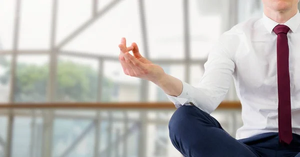 Zakenman Meditating in de buurt van windows — Stockfoto