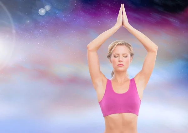 Kvinna yoga mediterar med lila moln — Stockfoto