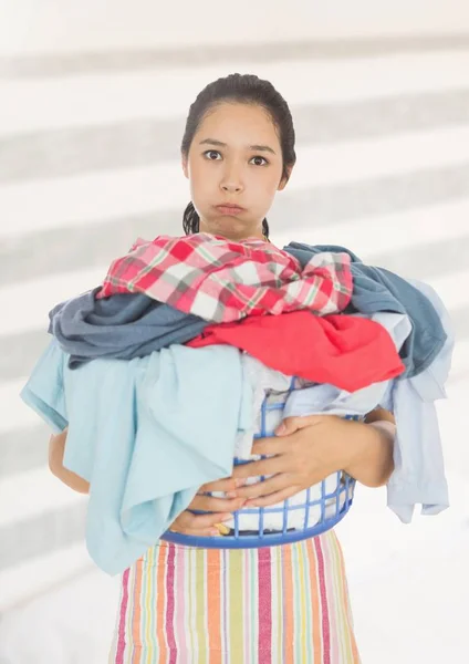 Mujer cansada molesta con cesta de ropa contra fondo brillante —  Fotos de Stock