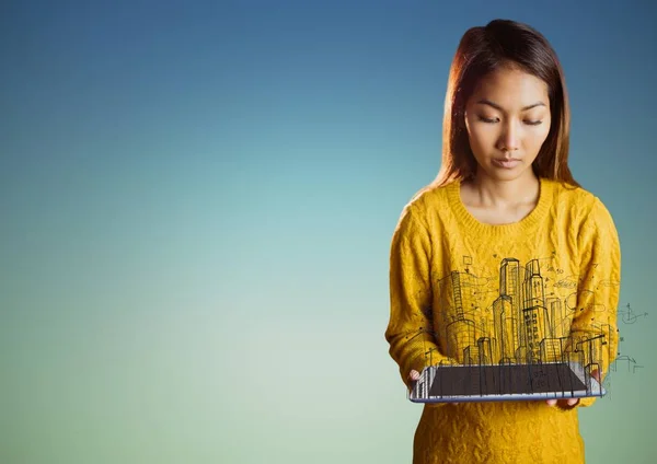 Mujer mirando hacia abajo en la tableta y edificios bosquejo —  Fotos de Stock