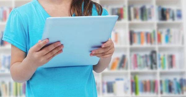 Enfant sur tablette dans la bibliothèque — Photo