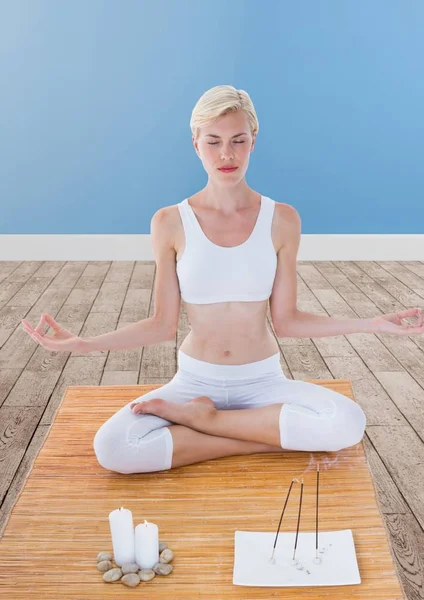 Mujer Meditando tranquilo en la habitación — Foto de Stock