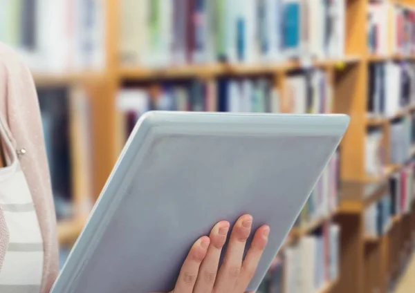 Criança em tablet na Biblioteca — Fotografia de Stock