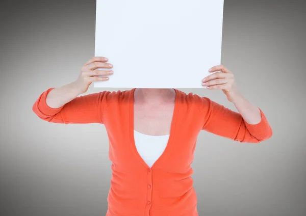 Kvinna i orange kofta med tomt kort över ansiktet mot grå bakgrund — Stockfoto