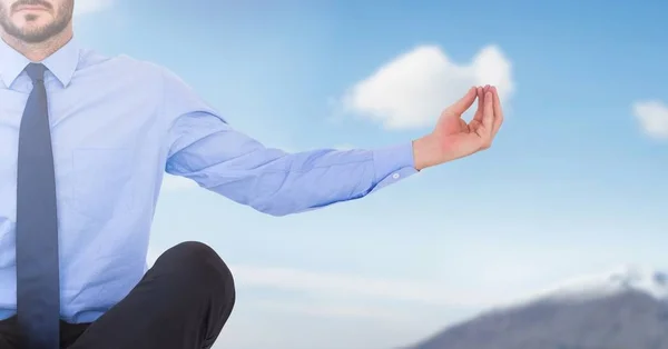 Affärsman Meditating av sky berg — Stockfoto