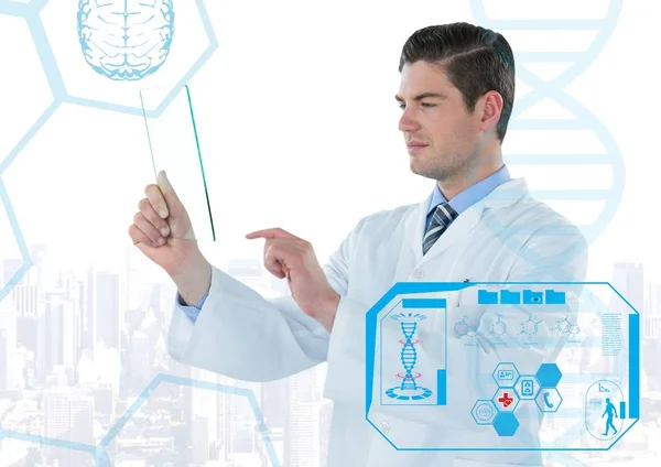Hombre con bata de laboratorio sosteniendo el dispositivo de vidrio detrás de la interfaz médica azul contra el horizonte blanco —  Fotos de Stock