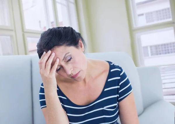 Sorgliga stressad kvinna på soffan av windows — Stockfoto