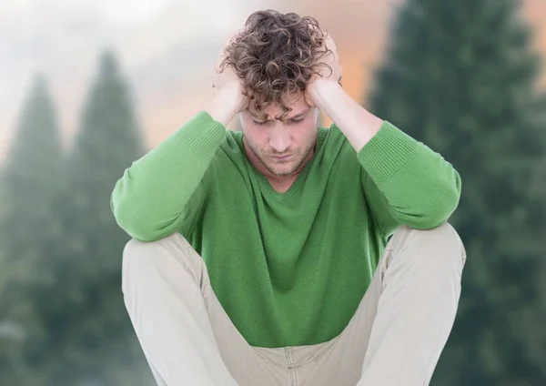 Déprimé bouleversé homme contre les arbres — Photo