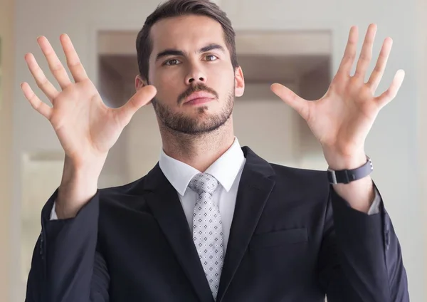 Man med öppen handflata händer — Stockfoto