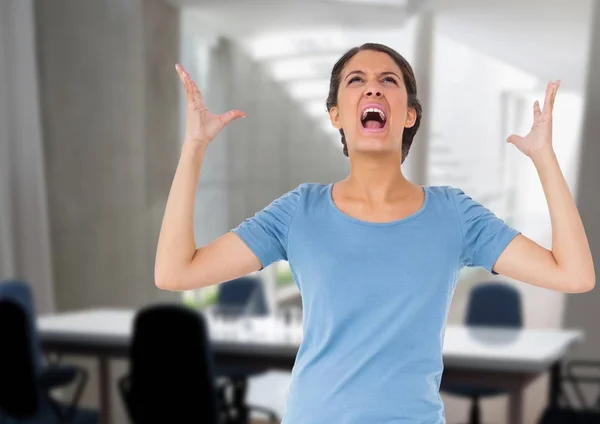 Mujer estresada en la sala de reuniones oficina —  Fotos de Stock