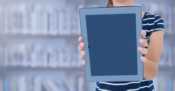 Womans mani che tengono tablet in biblioteca — Foto Stock