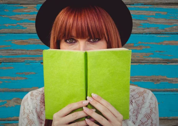 푸른 나무 패널에 대 한 독서 하는 여자 — 스톡 사진