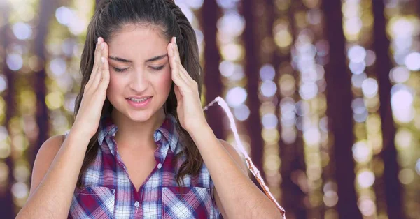 Stressad kvinna huvudvärk i skogsträd — Stockfoto