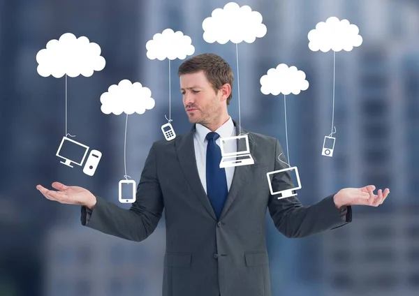 Hombre eligiendo o decidiendo nubes tecnología colgante con las manos abiertas de la palma —  Fotos de Stock