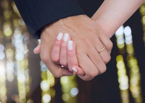 Hochzeitspaar hält Händchen im Wald — Stockfoto