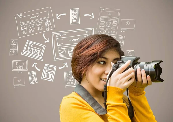 Donna con macchina fotografica e immagine — Foto Stock