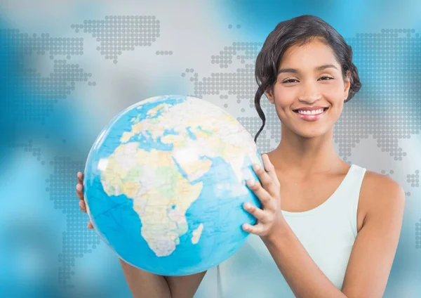 Mulher com globo contra mapa azul — Fotografia de Stock