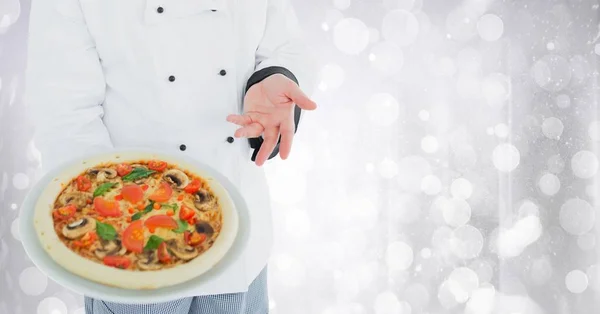 Chef com pizza contra bokeh branco embaçado — Fotografia de Stock