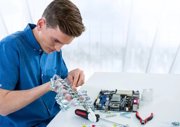 Man met elektronica tegen wazig raam — Stockfoto