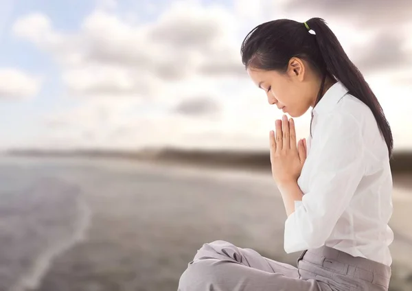 海でヨガ、瞑想を祈る女性 — ストック写真