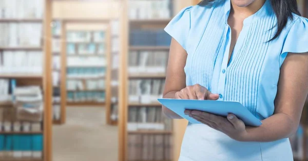 Femme sur tablette dans la bibliothèque — Photo