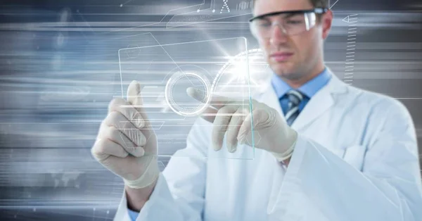 Hombre con bata de laboratorio y gafas con dispositivo de vidrio — Foto de Stock